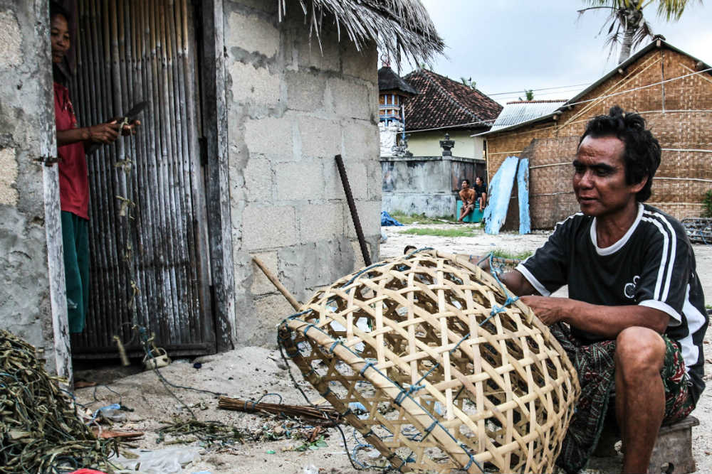 Weaving baskets and preparing lines for the seaweed.